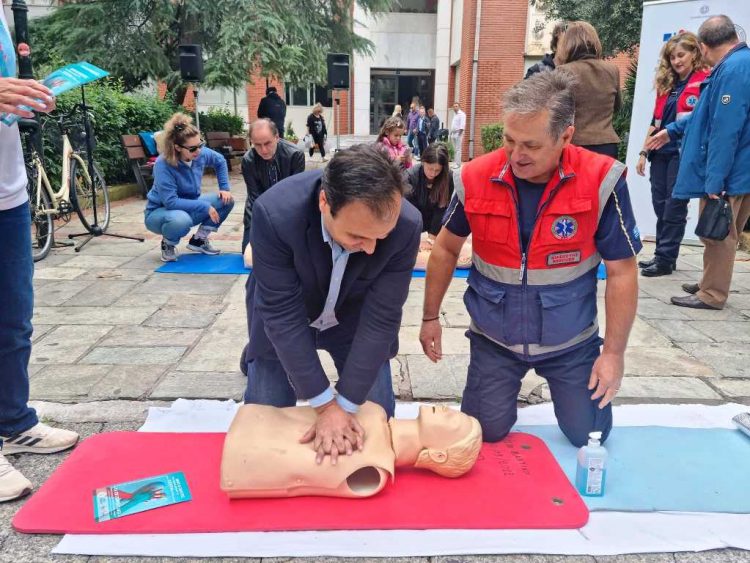 «Δύο χέρια μπορούν να σώσουν μια ζωή» στα Τρίκαλα