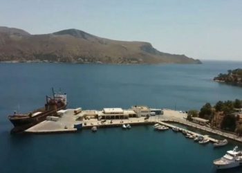 Λακκί Λέρος: Το δεύτερο μεγαλύτερο φυσικό λιμάνι της Ελλάδας από ψηλά