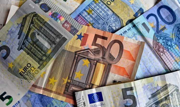 Επιταγή ακρίβειας 2022: Ποιοι είναι οι δικαιούχοι – Πότε θα μπουν τα 250 ευρώ