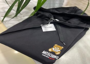 Έφτασαν οι πρώτες ΠΑΡΑΛΑΒΕΣ της MOSCHINO στο Karakikes shopping center κατευθείαν από την Ιταλία