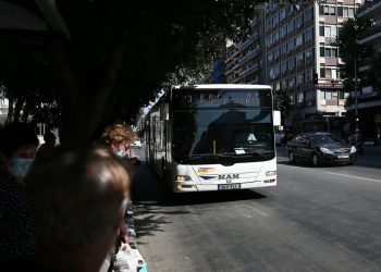Θεσσαλονίκη: Γυναίκα δάγκωσε ελεγκτή και τον κλότσησε στο πρόσωπο