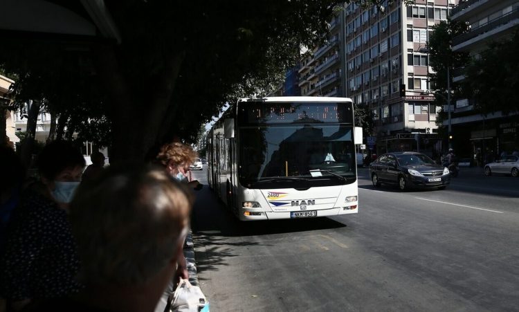 Θεσσαλονίκη: Γυναίκα δάγκωσε ελεγκτή και τον κλότσησε στο πρόσωπο