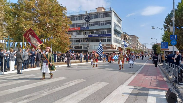 Τα Τρίκαλα τίμησαν την εθνική επέτειο της 28ης Οκτωβρίου με μεγαλειώδη παρέλαση-Φωτορεπορτάζ