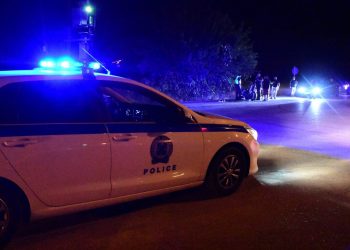 Μετανάστης χαράκωσε 2 αστυνομικούς στον λαιμό μέσα σε περιπολικό