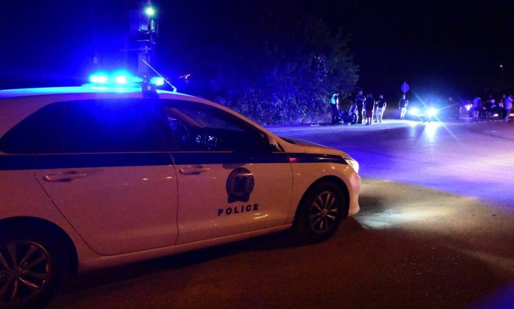 Μετανάστης χαράκωσε 2 αστυνομικούς στον λαιμό μέσα σε περιπολικό