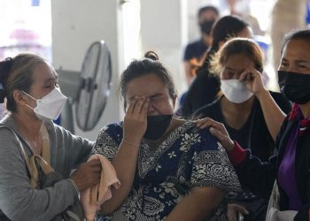 Μακελειό στην Ταϊλάνδη: Γονείς με παιχνίδια στα χέρια αποχαιρετούν τα παιδιά τους – Θλίψη και οργή