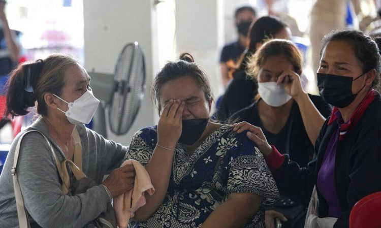 Μακελειό στην Ταϊλάνδη: Γονείς με παιχνίδια στα χέρια αποχαιρετούν τα παιδιά τους – Θλίψη και οργή