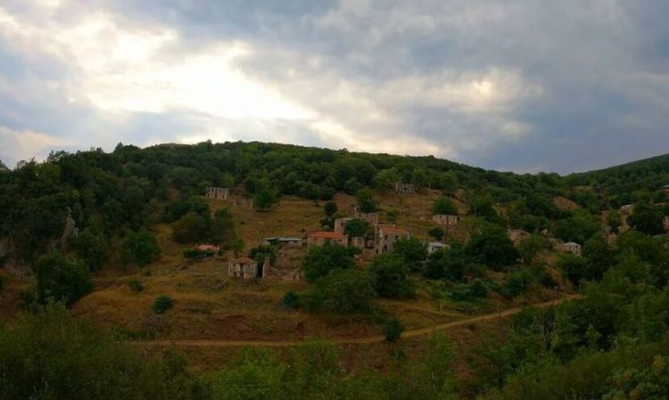 Παλιά Βίνιανη: Το χωριό «φάντασμα» με την τεράστια ιστορία
