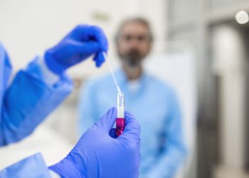 Κορωνοϊός: Βρετανός θεραπεύτηκε από την COVID μετά από 411 ημέρες μόλυνσης