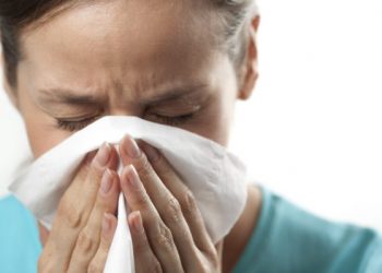 Φλέγμα στον λαιμό και μπούκωμα στην μύτη: Τι να κάνετε για να φύγουν