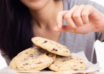 Πόσο περπάτημα χρειάζεται για να «κάψετε» ένα μπισκότο; Παίζουν ρόλο οι ετικέτες των τροφίμων;