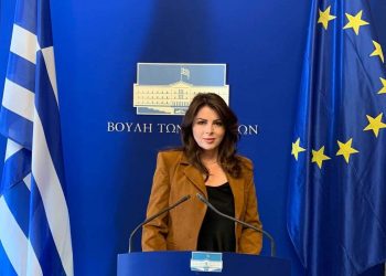 Η Παπακώστα στη Βουλή για το εθνικό σχέδιο δράσης προστασίας των παιδιών