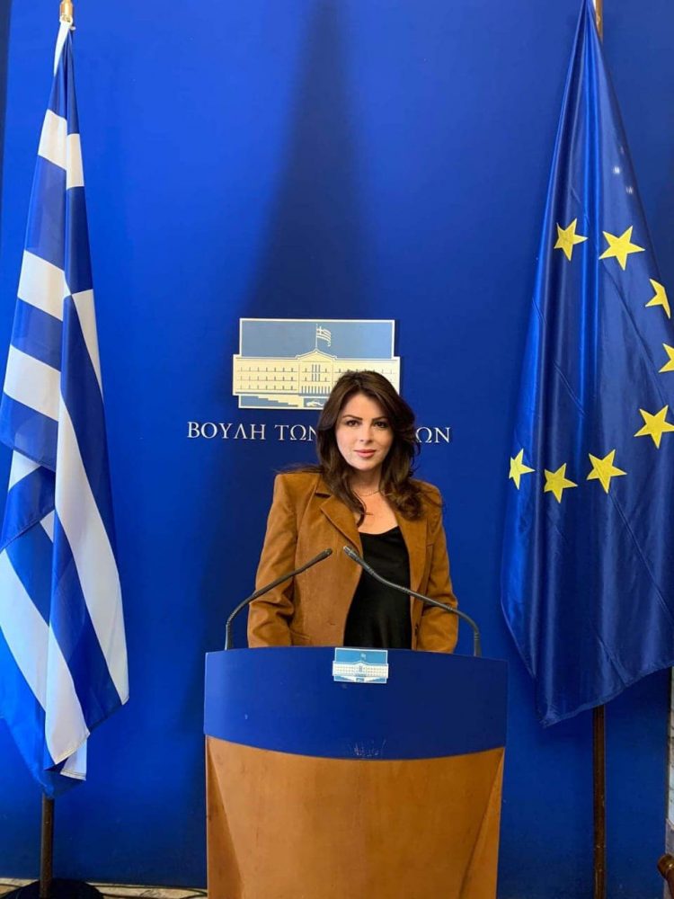 Η Παπακώστα στη Βουλή για το εθνικό σχέδιο δράσης προστασίας των παιδιών