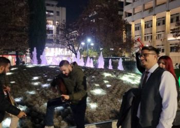 Φοιτητής της Ιατρικής παίρνει πτυχίο και το πανηγύρισε στο κέντρο της Λάρισας ξεσηκώνοντας τον κόσμο με κόρνες, όργανα και τραγούδια
