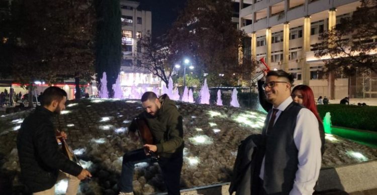 Φοιτητής της Ιατρικής παίρνει πτυχίο και το πανηγύρισε στο κέντρο της Λάρισας ξεσηκώνοντας τον κόσμο με κόρνες, όργανα και τραγούδια