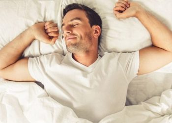 6 λόγοι που το να κοιμάστε ανάσκελα μπορεί να λύσει τα προβλήματα στο ύπνο σας