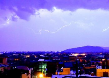 Πώς θα προστατευτούμε από κεραυνό: Αυτά είναι τα 10 πράγματα που πρέπει να γνωρίζουμε