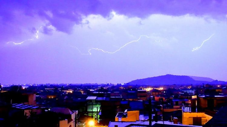 Πώς θα προστατευτούμε από κεραυνό: Αυτά είναι τα 10 πράγματα που πρέπει να γνωρίζουμε