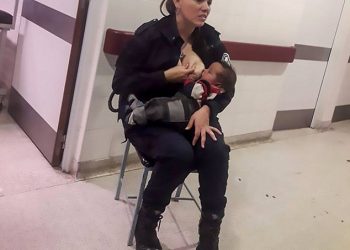 Αστυνομικός στην Αργεντινή θηλάζει εγκαταλελειμμένο μωρό
