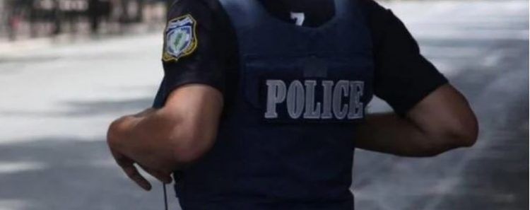Βόλος: Αστυνομικός έδωσε 20 ευρώ σε οικογένεια που δεν είχε να πληρώσει για τη βενζίνη