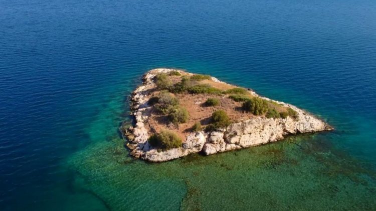 Το «νησί των βρυκολάκων» στην Κορινθία -Ο θρύλος που έχει στοιχειώσει τον Σιδερώνα