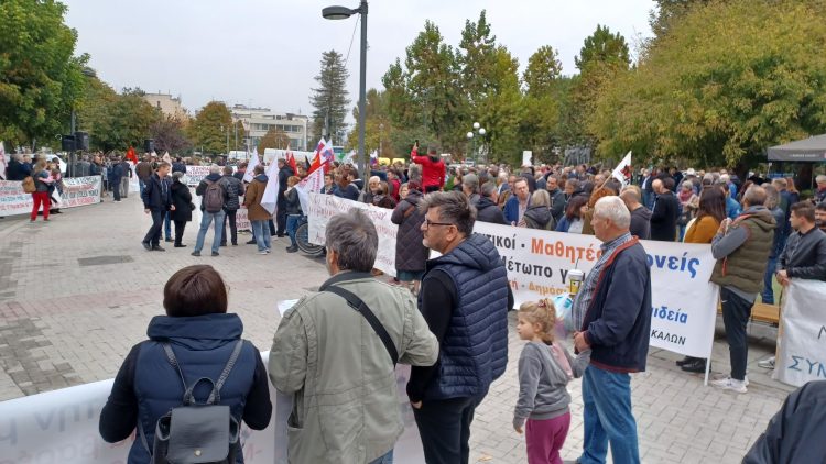 Μεγάλη απεργιακή κινητοποίηση στα Τρίκαλα (foto-video)