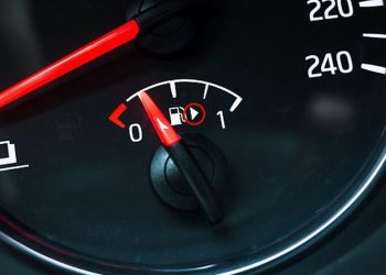 Αμάξι: Τι ρόλο βαράει αυτό το βελάκι δίπλα στο κοντέρ της βενζίνης