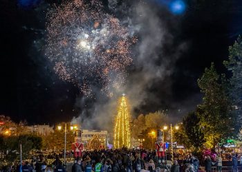 Καλά Χριστούγεννα από τα Τρίκαλα… Φωτίστηκε το ψηλότερο φυσικό χριστουγεννιάτικο δέντρο της Ελλάδας