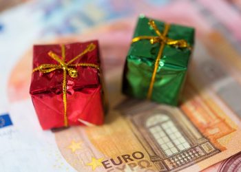 Δώρο Χριστουγέννων: Ποιοι θα πάρουν – Πότε πληρώνεται