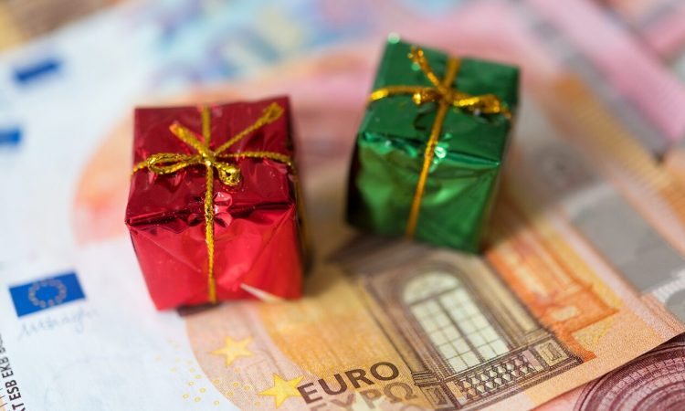 Δώρο Χριστουγέννων: Ποιοι θα πάρουν – Πότε πληρώνεται