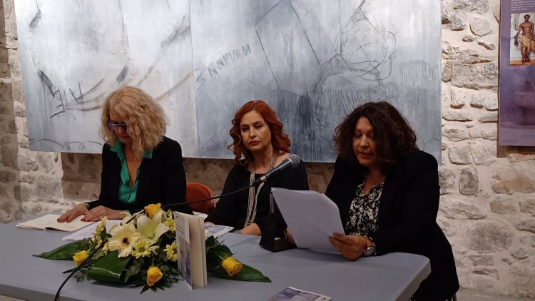 Φευγαλέες προσεγγίσεις… μόνο άν βρέξει… Αρμονικό πάντρεμα ζωγραφικής και ποίησης στο Δίδυμο Οθωμανικό Λουτρό