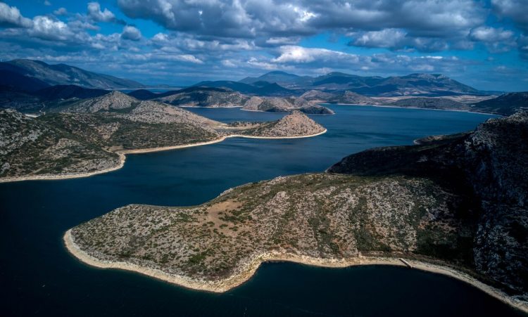 Υλίκη: Η μεγάλη λίμνη που προσπερνάμε στην εθνική οδό