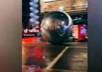 Λονδίνο: Γιγάντιες μπάλες κυλούν σε δρόμο (vid)
