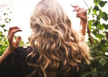 To εύκολο μυστικό για να δώσεις όγκο στα μαλλιά σου