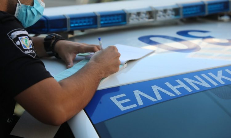 Νέος ΚΟΚ: Πρόστιμο αν φοράς μπουφάν στο αυτοκίνητο; – Τι ισχύει
