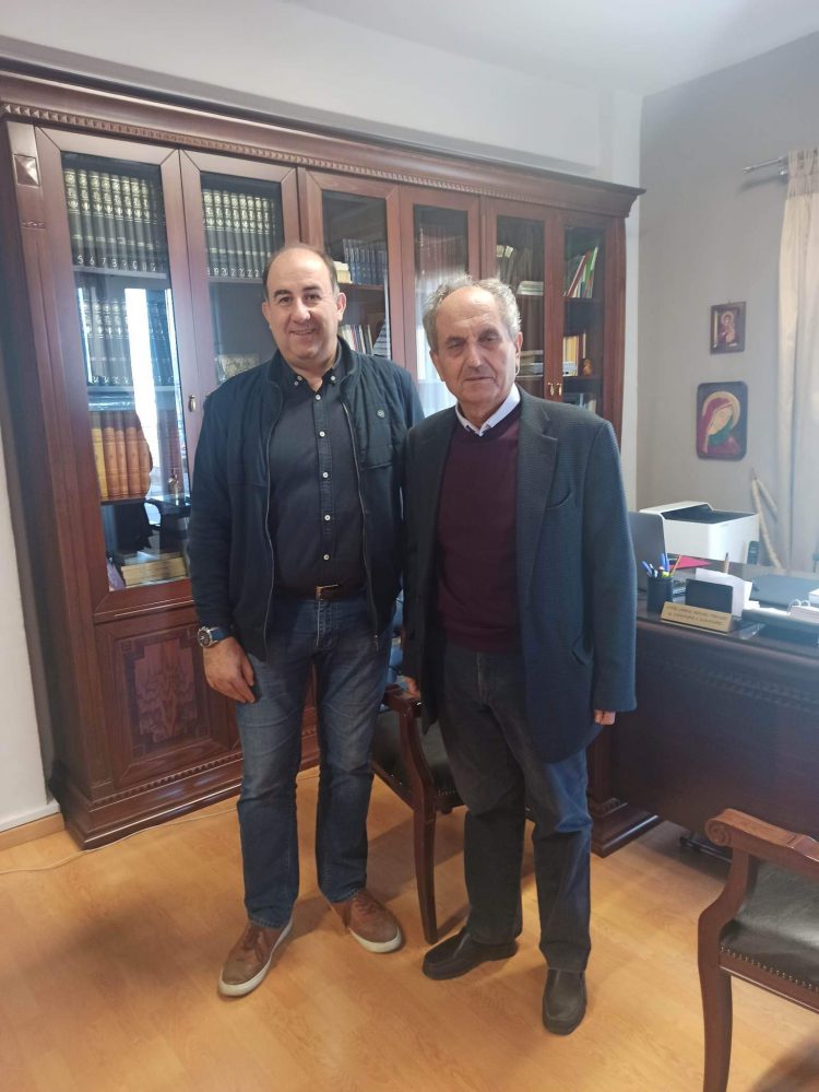 Επίσκεψη του τ. σχολικού συμβούλου φιλολόγων στον διευθυντή της ΔΕ Τρικάλων