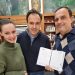 Συμβολικό δώρο στον Δήμαρχο Τρικκαίων για τη συνεργασία για τη Σκλήρυνση κατά Πλάκας