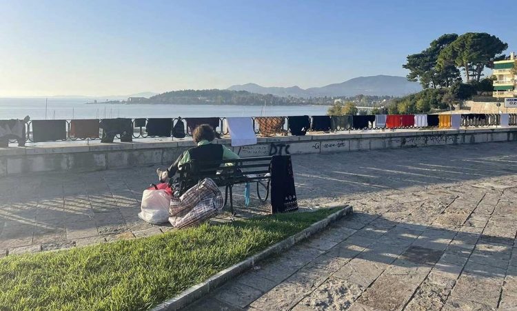 Κέρκυρα: Τουρίστας άπλωσε μπουγάδα στα ιστορικά τείχη του ΝΑΟΚ!