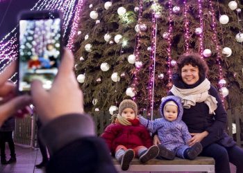 Βουδαπέστη: Πολίτες έκαναν ποδήλατο για να ανάψουν τα φώτα του δέντρου