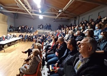 Κατάμεστη η αίθουσα του Μουσείου Τσιτσάνη για την παρουσίαση του βιβλίου του Ηλία Γιαννακόπουλου για τον ουκρανικό πόλεμο