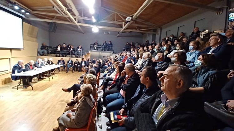 Κατάμεστη η αίθουσα του Μουσείου Τσιτσάνη για την παρουσίαση του βιβλίου του Ηλία Γιαννακόπουλου για τον ουκρανικό πόλεμο