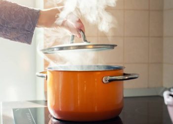 Τέσσερα κόλπα για να βράσει το νερό πιο γρήγορα