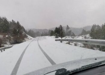 Χιόνια, παγετός και επτά αποχιονιστικά
