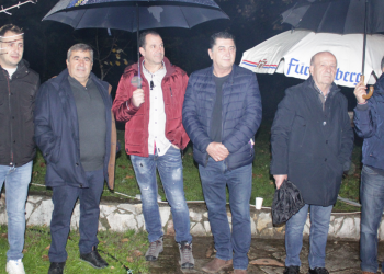 Φωταγωγήθηκε το Χριστουγεννιάτικο δένδρο Πιαλείας