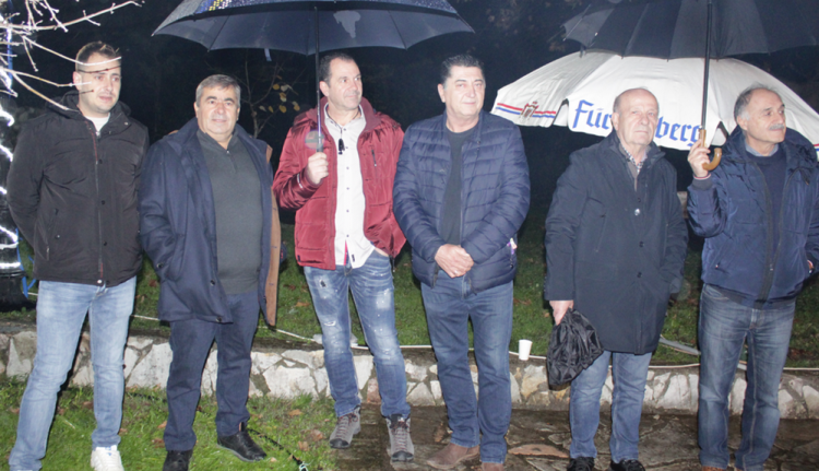 Φωταγωγήθηκε το Χριστουγεννιάτικο δένδρο Πιαλείας