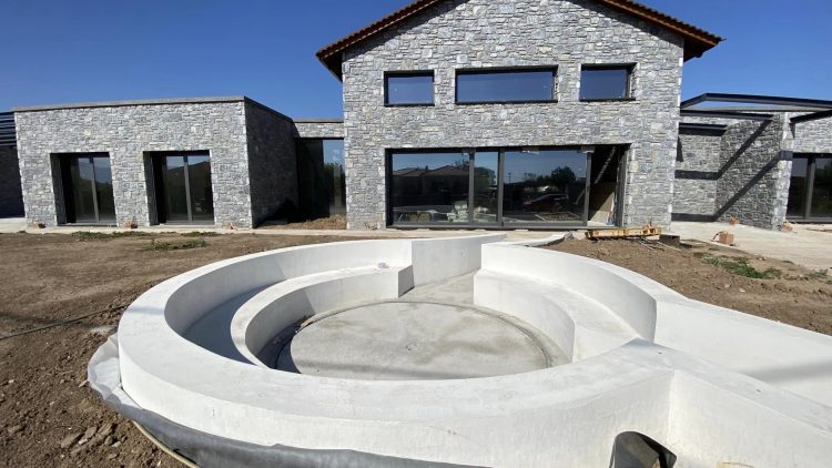 The Stone House… Δείτε πόσο πωλείται η υπερπολυτελής κατοικία στα Μεγ. Καλύβια
