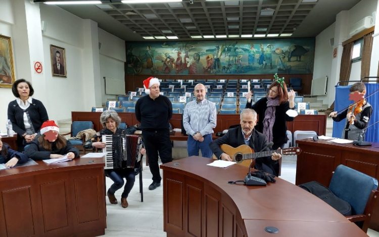 Κάλαντα από το 5ο Δημοτικό Σχολείο Τρικάλων στο Δημαρχείο Τρικκαίων
