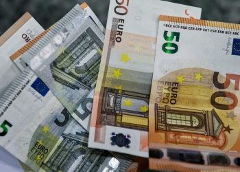 Ο κατώτατος μισθός αυξάνεται η αγοραστική δύναμη των πολιτών μειώνεται