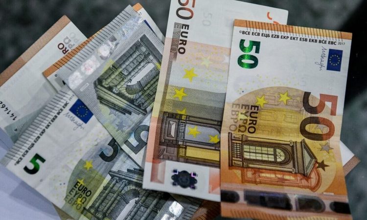Ο κατώτατος μισθός αυξάνεται η αγοραστική δύναμη των πολιτών μειώνεται