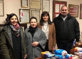 Προσφορά τροφίμων στον Ερυθρό Σταυρό